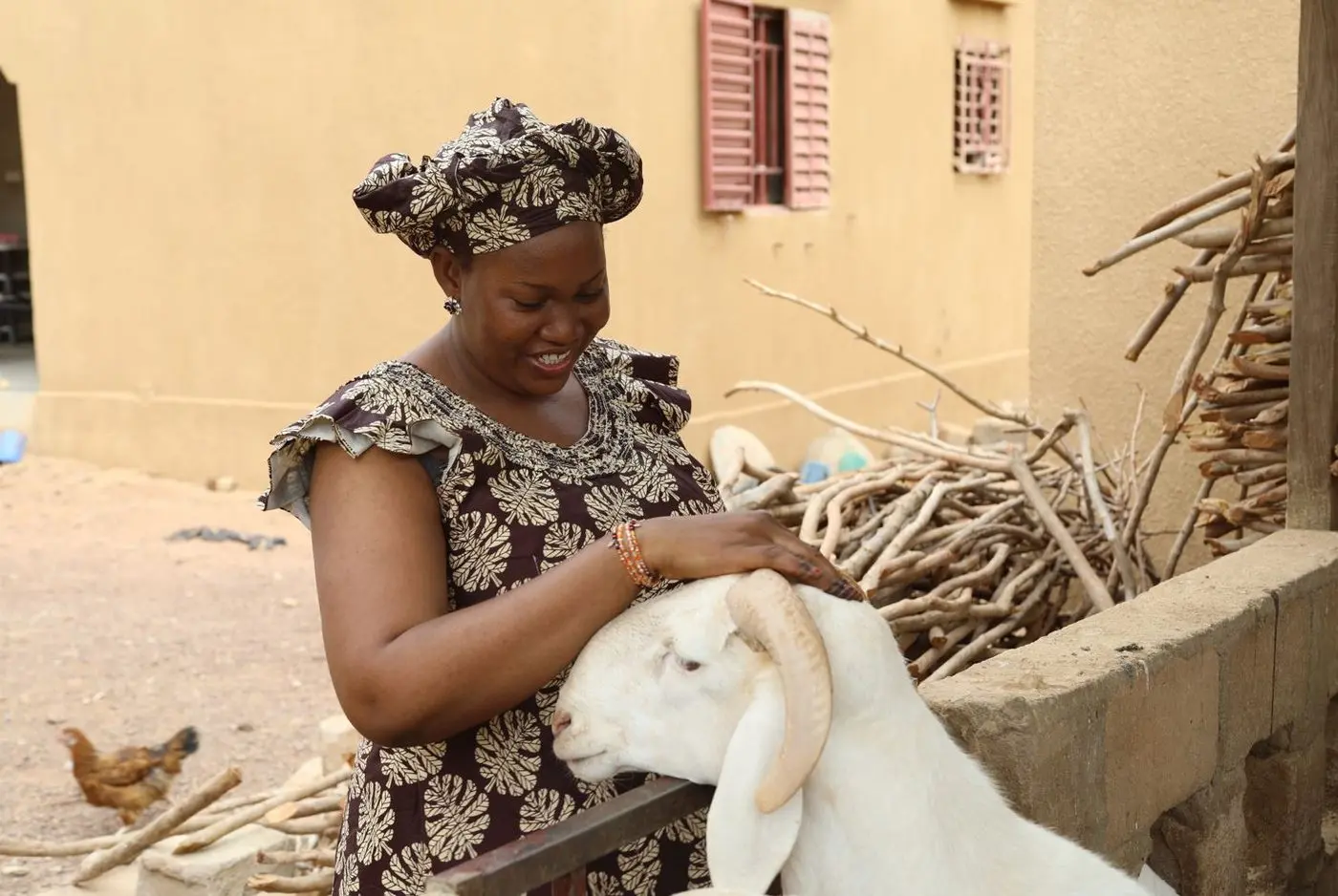 Éleveuse et son petit ruminant, production animale au MITA 2026